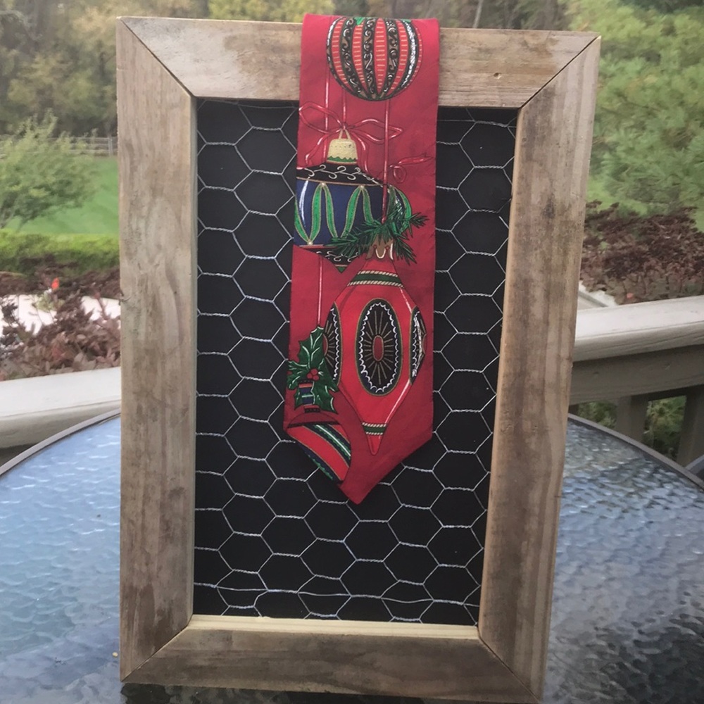 NWOT Holiday men’s tie - holiday decoration